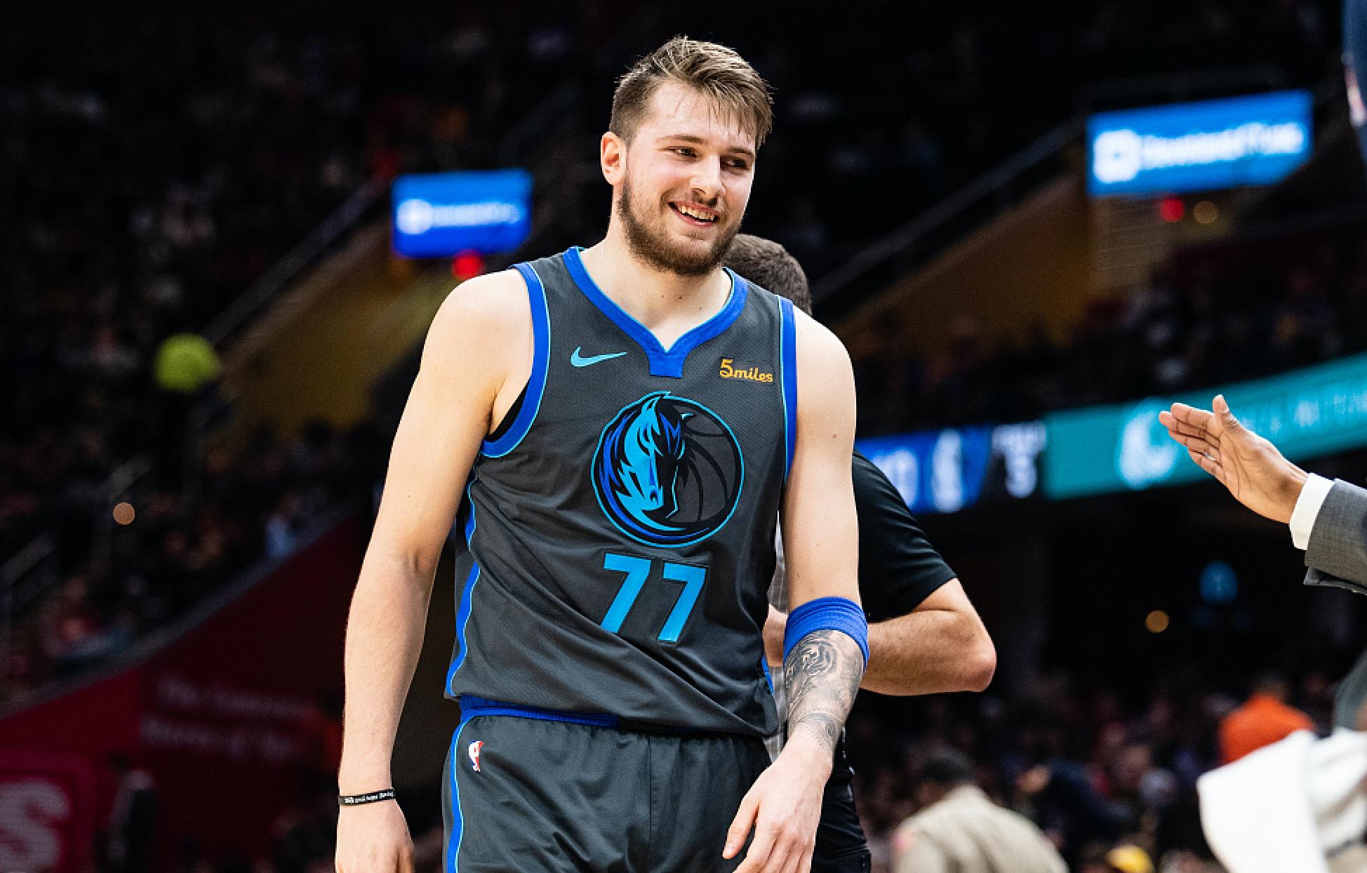 足球市场中 足球市场中